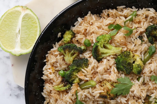 Foto um saboroso arroz frito com vegetais na mesa.