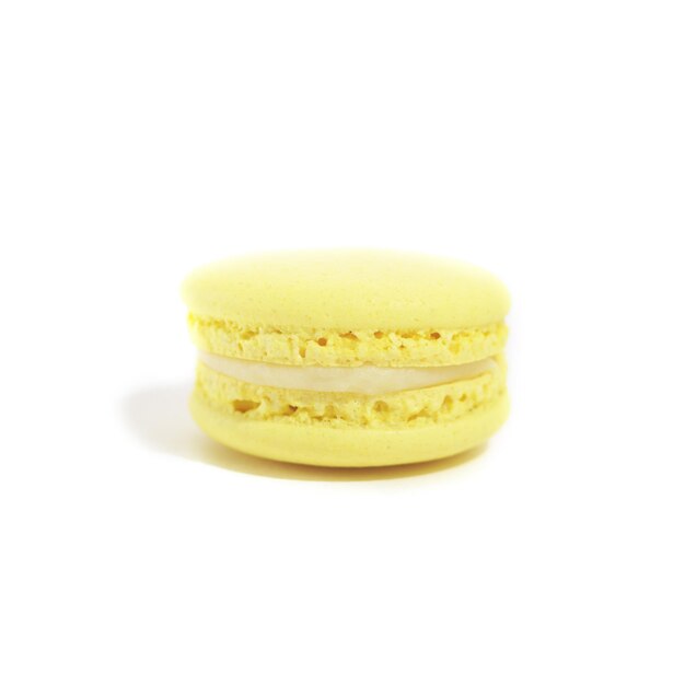 Um saboroso macaron amarelo isolado no fundo branco