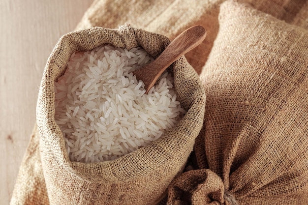 Foto um saco de arroz na mesa.
