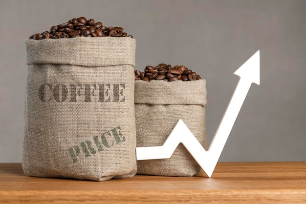 Um saco de grãos de café e uma seta de gráfico apontando para cima O custo do café nos mercados do mundo O conceito de crescimento do custo dos grãos de café