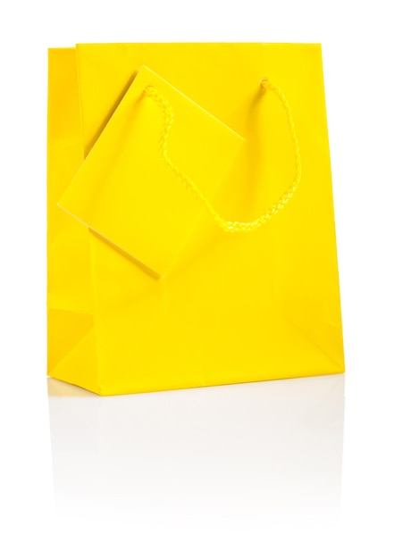 Um saco de papel amarelo isolado