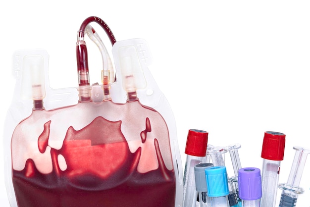 Um saco de sangue com tubos de sangue no fundo branco