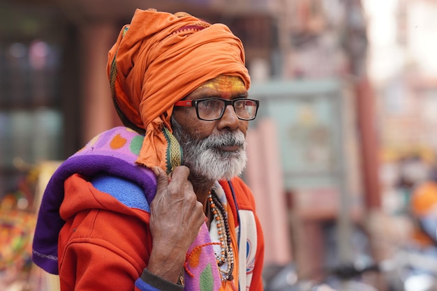 Um sadhu hindu em Varanasi sadhu baba imagens Varanasi Uttar Pradesh Índia 29 de novembro de 2022