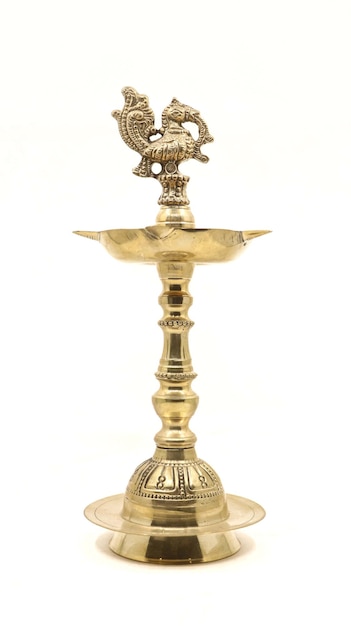 Foto um samai indiano vintage ou vilakku uma lâmpada de óleo com um emblema de pássaro pavão usado para acender fogo e pra