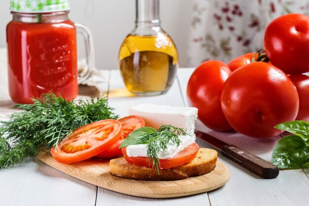 Um sanduíche com tomate, queijo e ervas