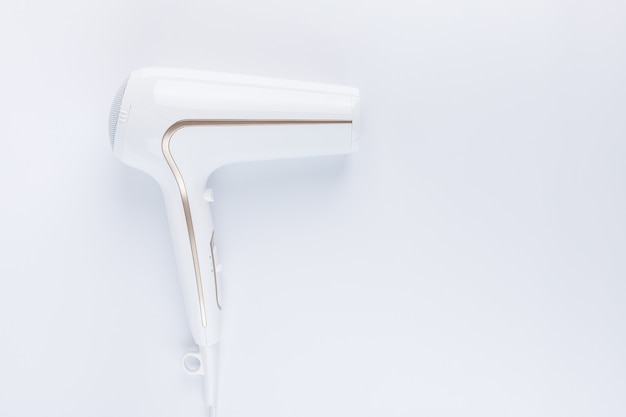 Um secador de cabelo em um fundo branco