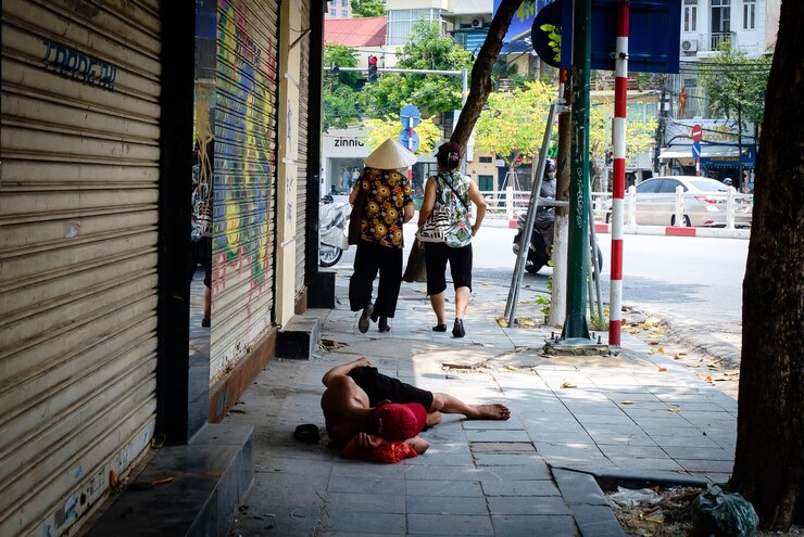 Foto um sem-abrigo num bairro antigo de hanoi