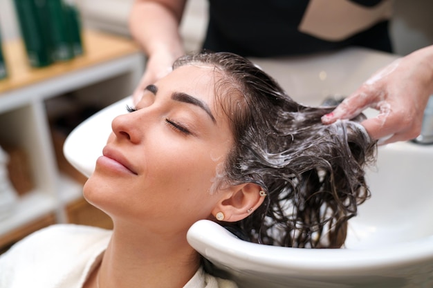 Um shampoo relaxante prepara um cliente para um tratamento de células estaminais no cabelo