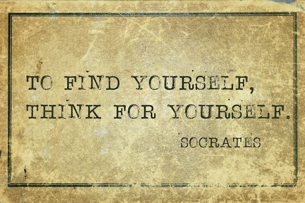 Foto um sich selbst zu finden, denken sie selbst - zitat des antiken griechischen philosophen sokrates, gedruckt auf grunge-vintage-karton