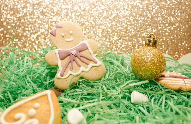 um símbolo de biscoitos de gengibre de Natal em uma caixa de presente