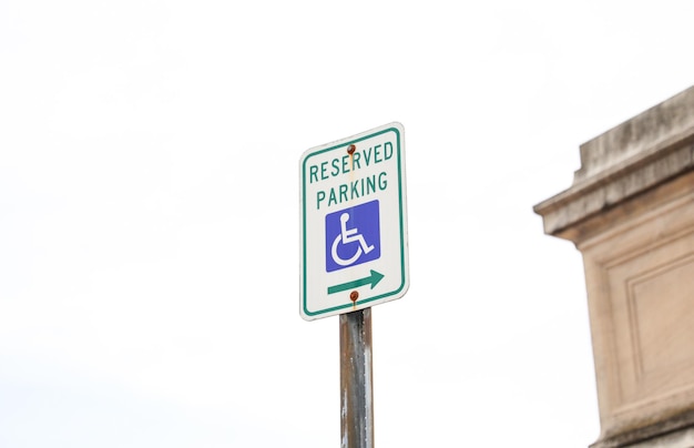 Um sinal que diz que o estacionamento reservado está em um poste.