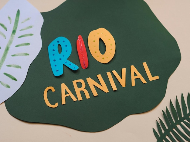 Um sinal verde que diz "carnaval" em cima dele.