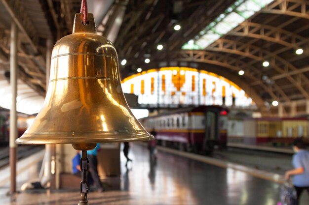 Foto um sino dourado na estação de trem de bangcoc