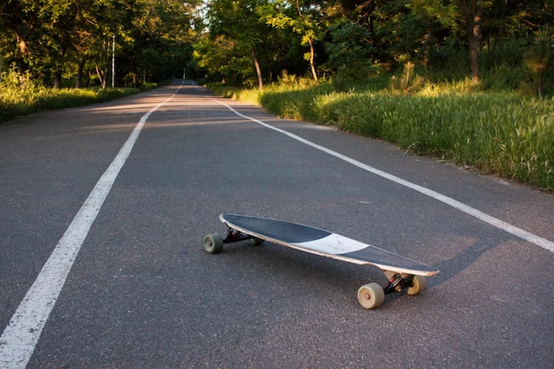 Foto um skate na estrada com um skate nele