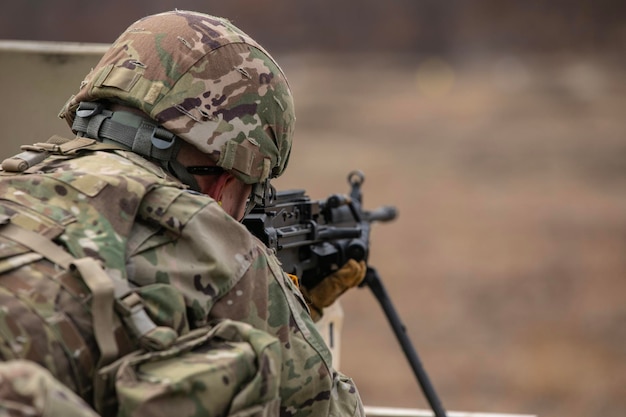 Um soldado do exército mira em um alvo.