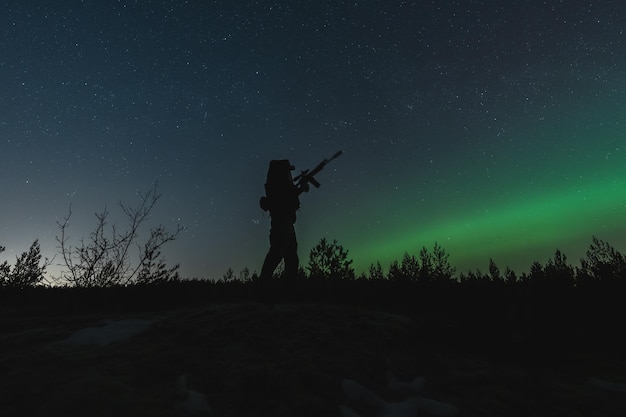 Foto um soldado militar privado com um dispositivo de visão noturna e um rifle com um supressor