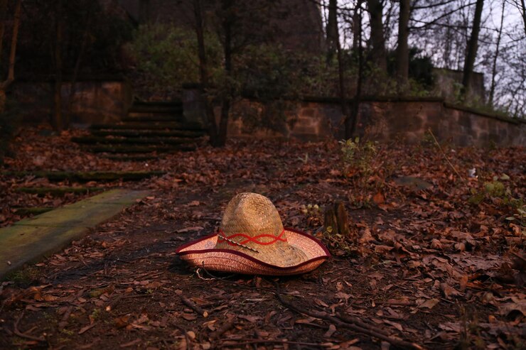Foto um sombrero abandonado descansando no chão