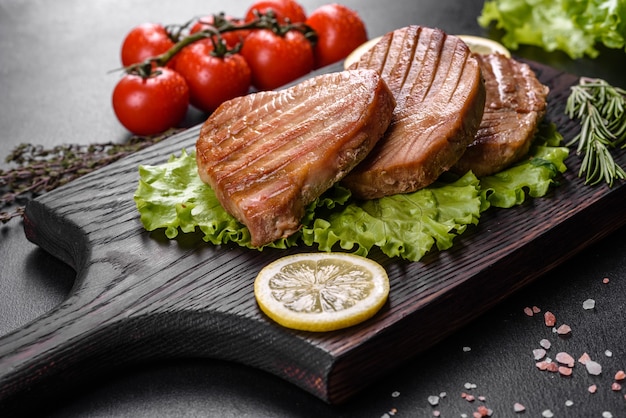 Um suculento bife de atum grelhado com especiarias e ervas e rodelas de limão