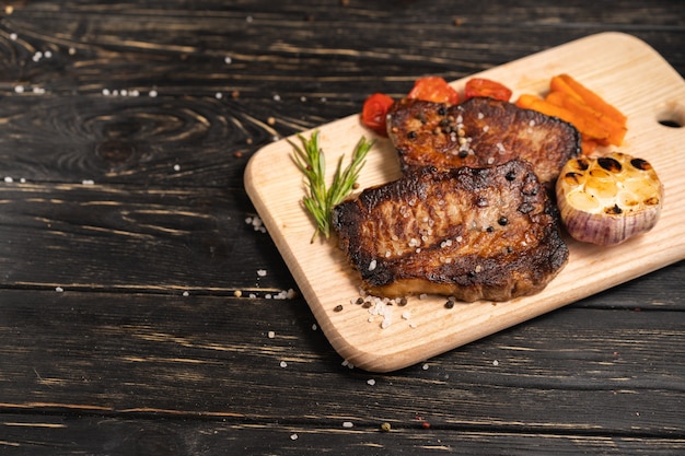 Um suculento pedaço de carne frita com tomate cereja grelhado