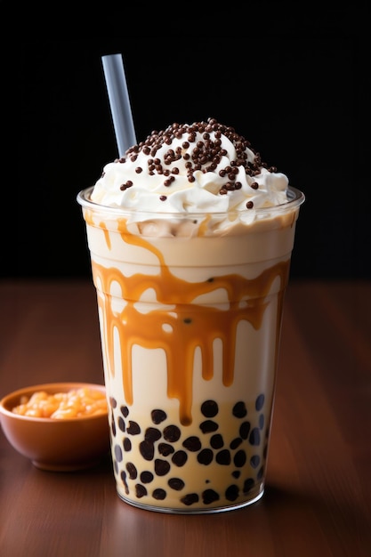 Um suntuoso Bubble Tea em pote de plástico com Leite Tapioca Pérolas Açúcar Mascavo