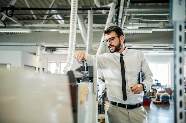 Um supervisor colocando a impressora em funcionamento