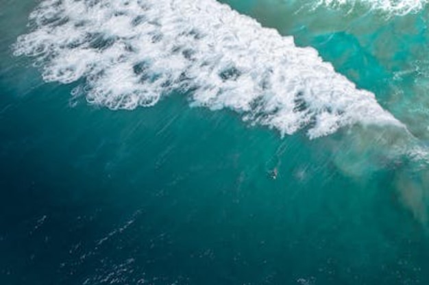 Um surfista está montando uma onda no oceano.