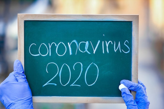 Um surto de Coronavirus do vírus corona. Epidemic Viral Respiratory Syndrome. Prato da menina nas mãos. China