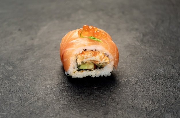 um sushi roll em um fundo de pedra