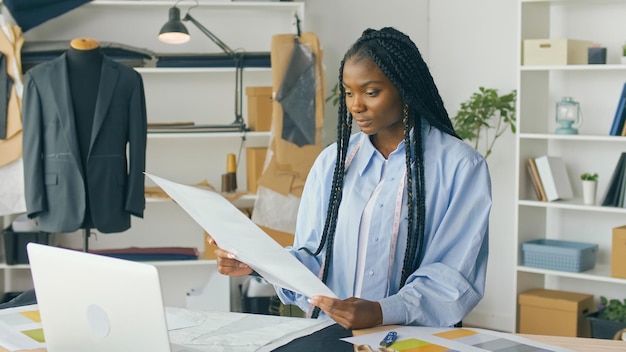 Um talentoso designer de moda afro-americano cria uma nova coleção de moda