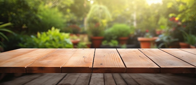 Um tampo de mesa de madeira sem objetos colocado ao ar livre em um jardim A mesa é