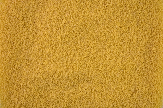 Um tapete amarelo com um tecido texturizado texturizado.