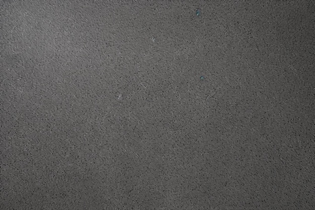 um tapete cinza com um pequeno desenho manchado.
