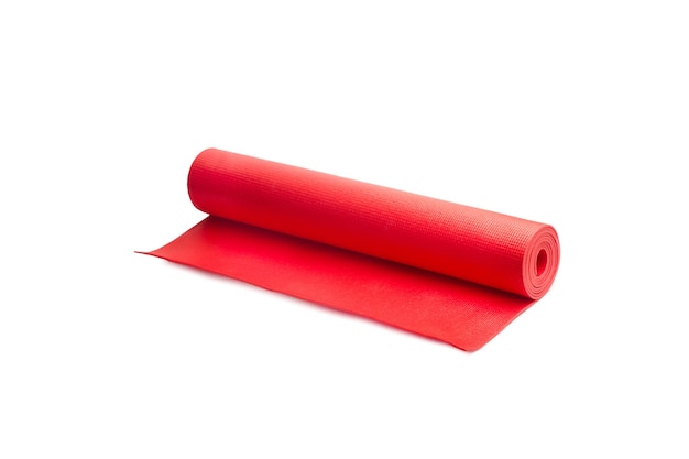 Um tapete de ioga vermelho em um fundo branco com espaço de cópia