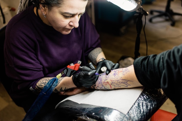 Mão - Tattoo Station - Tatuagens, piercings e barbearia