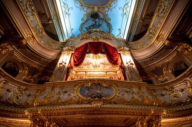 Um teatro no palácio real na cidade de St Petersburg em Rússia.