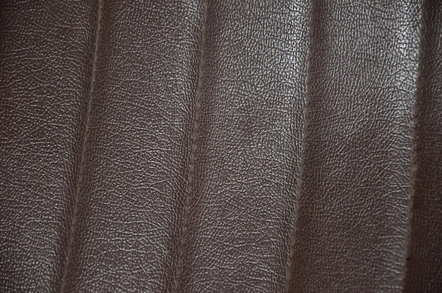 Um tecido de couro marrom com um padrão de linhas.