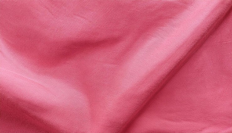 Foto um tecido de seda rosa com fundo branco