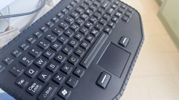 Um teclado preto com as letras x e v nele