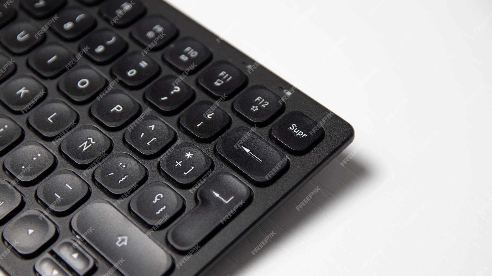 Um teclado preto com o número 1 nele