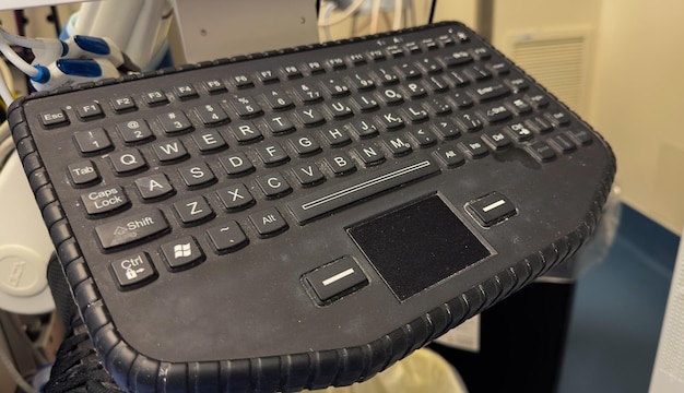 Um teclado preto com um teclado preto que diz "a tecla".