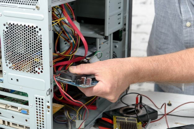 Um técnico consertando um computador