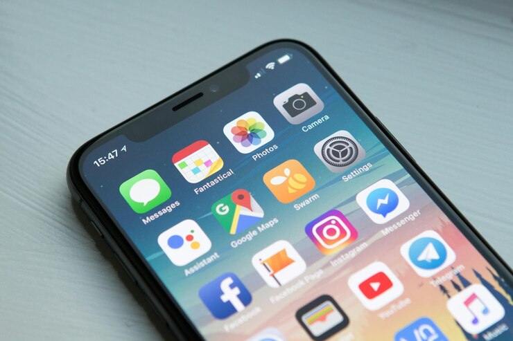 Foto um telefone com a palavra iphone nele
