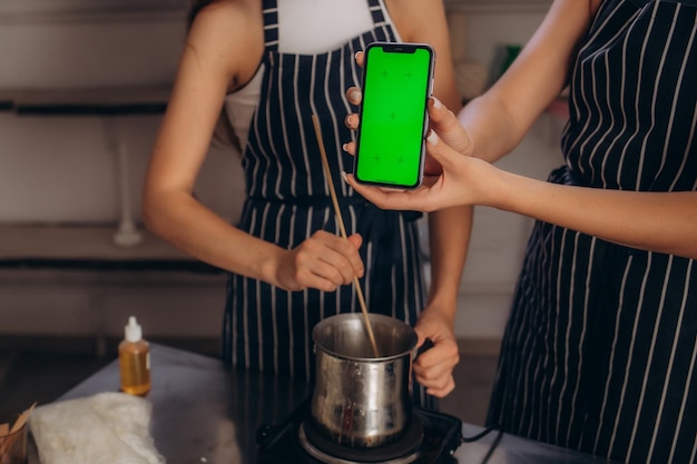 Um telefone com uma tela verde no fundo de fazer uma vela
