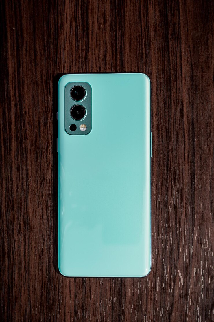 Foto um telefone premium de cor azul turquesa sem marca com traseiro de vidro 3 câmeras e um flash
