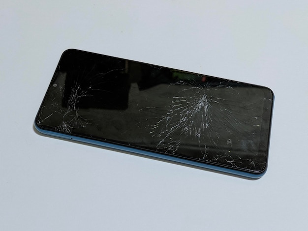 Um telefone rachado com uma rachadura na tela no fundo isolado