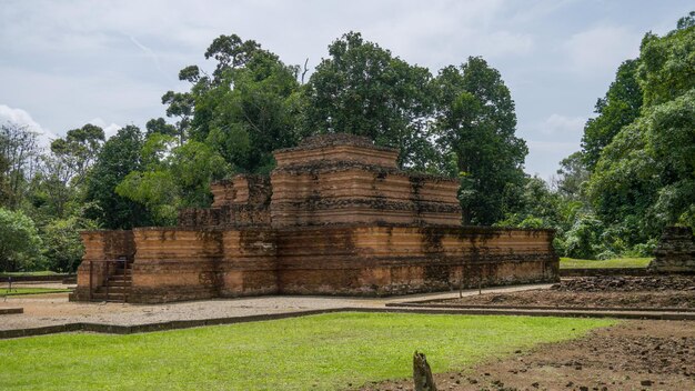 Foto um templo na selva de sumatra