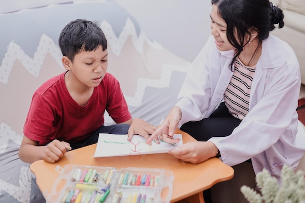 Um terapeuta profissional de educação infantil tendo uma sessão de terapia com uma criança