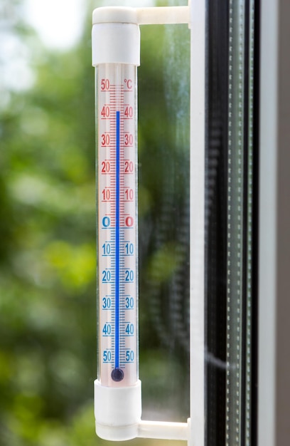 Foto um termômetro celsius em uma moldura de janela mostra altas temperaturas de 43 graus durante um calor anormal fora de perto foto conceitual do aquecimento global