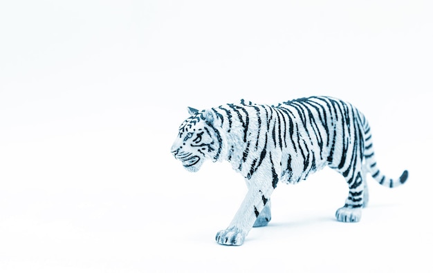 Um tigre de brinquedo, um modelo em miniatura de um animal