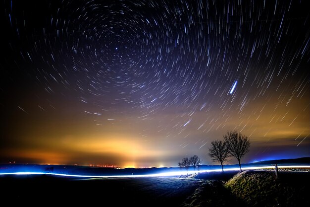 Um time-lapse da bela Galáxia da Via Láctea em um céu estrelado